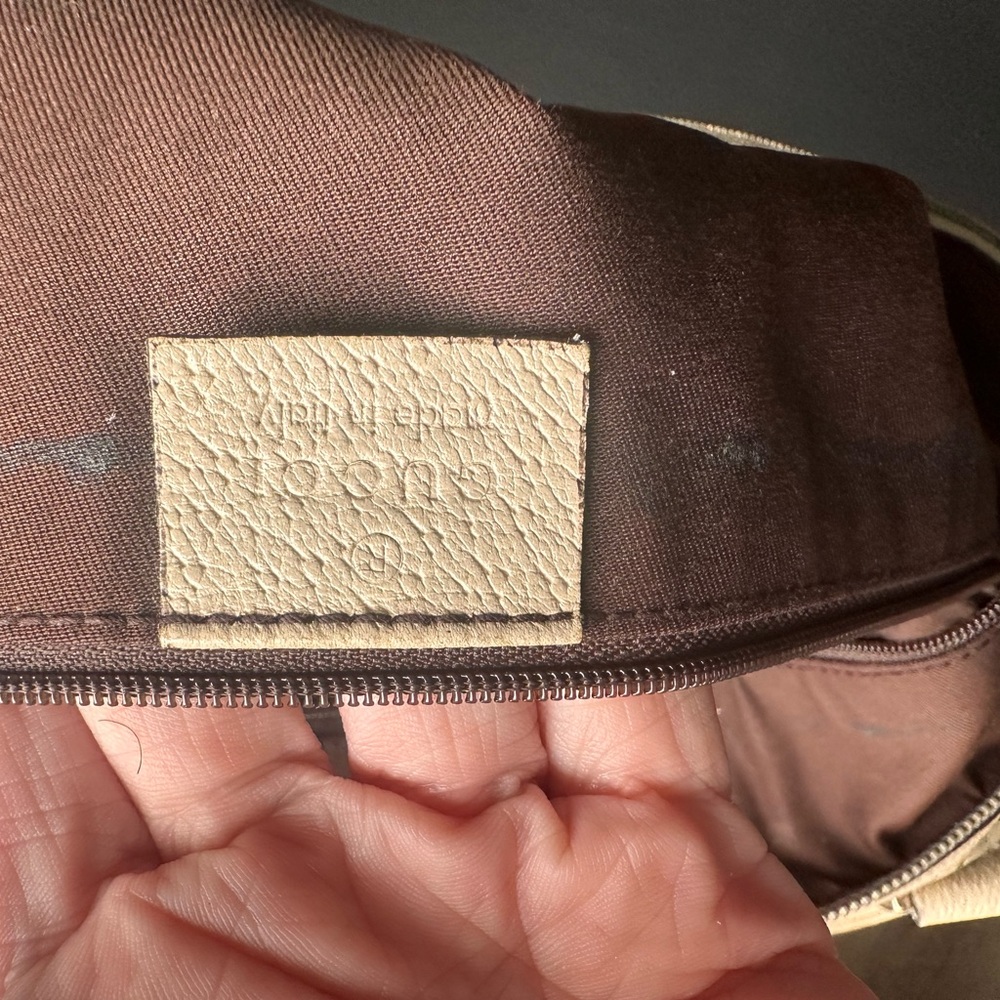 Authentic Gucci GG Canvas Tote Bag – Classic Monogram – Tan Leather Trim - Picture 2 of 15